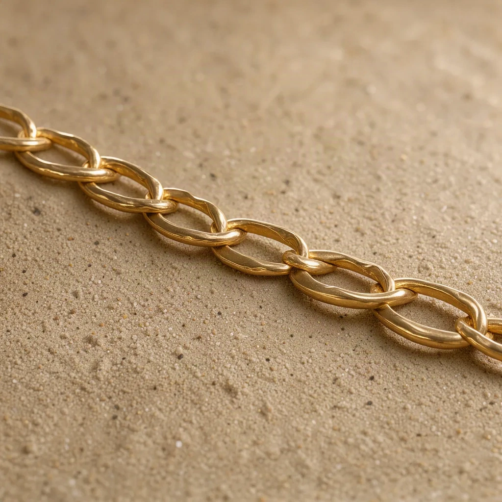 The Local Link bracelet in 18k yellow gold with hand-forged oval links